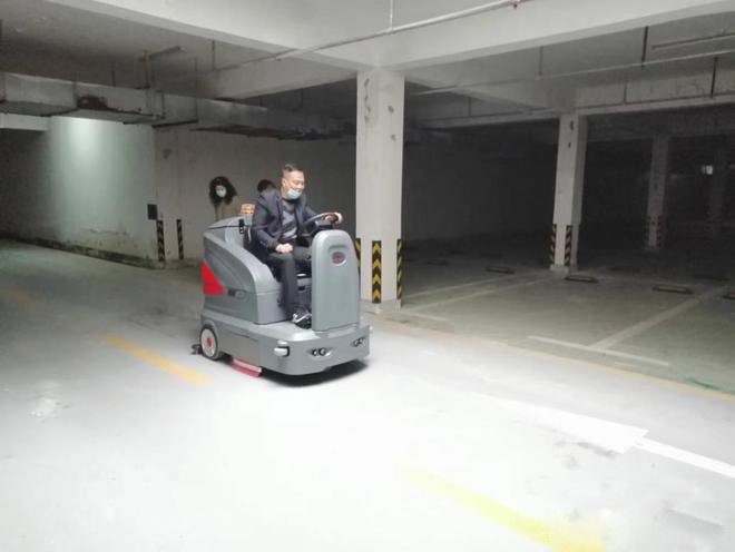 连云港小区物业保洁不用人力改用驾驶式洗地机了